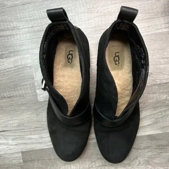 𝅺UGG Wright Belted Boots Booties Low Heel Black Suede Shearling Footbed Size 7 - Picture 4 of 11